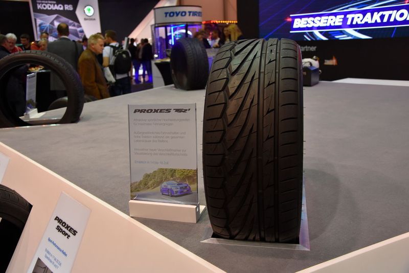 Toyo Tire enthüllte erstmals den Ultrahochleistungsreifen „Proxes TR1“. Bei dessen Entwicklung stand die Performance auf nasser Fläche im Vordergrund.  (Simon / »kfz-betrieb«)