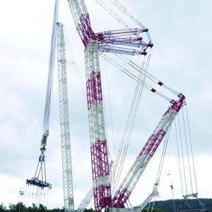 Bild 1: Schwerathlet: Beim Großkran CC8800-1 TWIN verbinden viele tausend Schweißnähte ein Riesenpuzzle aus Stahlkomponenten zu einem Giganten, der 3200 t auf den Haken nehmen kann Bild: Körner