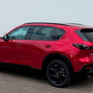 Im typischen Mazda-Rot (Soul Red Crystal, Aufpreis 1.200 Euro) wirkt der CX-5 elegant und hochwertig. (Bild:  Rosenow – VCG)