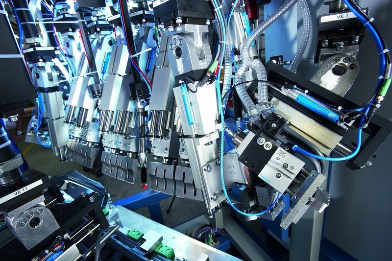 Je nach Teil, das es zu Schweißen gilt, kann eine Ultraschall-Schweißanlage über bis zu 80 Sonotroden verfügen. (Bild: Sick)