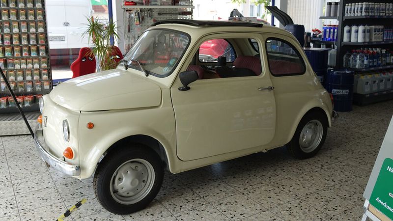 Der Fiat 500 begrüßt die in den Verkaufsraum kommende Kundschaft. (Bild: Schreiner/»kfz-betrieb«)