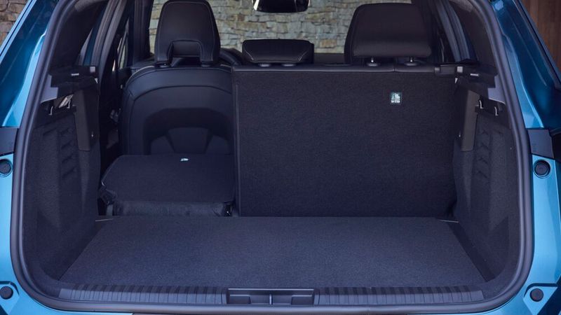 Knapp 1.600 Liter Gepäck passen in das Heck des Symbioz, sofern man die hinteren Lehnen umklappt. (Bild: Renault)