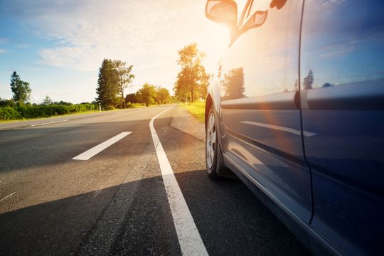 Virtualisierung im Fahrzeug: Hypervisor und Microkernel partitionieren die Hardware, bilden virtuelle Steuergeräte und isolieren sicherheitskritische Funktionen (Bremse, Lenkung, Fahrerassistenz) von weniger kritischen Anwendungen wie Infotainment oder OTA‑Updates. Dadurch wird die Trusted Computing Base reduziert und gegenseitige Beeinflussung verhindert.(Bild:  Kernkonzept GmbH)