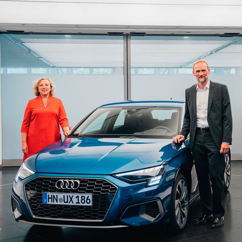 Christian Bauer, Leiter Vertrieb Deutschland, und Roswitha Rommel, Leiterin Vertriebsorganisation Deutschland, übergaben den Audi-Business-Cup in diesem Jahr virtuell.