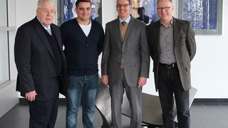 Marcel Schichta wurde als landesbester Zerspanungsmechaniker von der IHK Baden-Württemberg mit einem Preis ausgezeichnet. V.l.n.r.: Dr. Dieter Kress (Geschäftsführer der Mapal Dr. Kress KG), Marcel Schichta, Dr. Jochen Kress (Mitglied der Geschäftsleitung der Mapal Dr. Kress KG), Ausbildungsleiter Franz Moser. (Bild: Mapal)