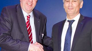 Thomas Reuter (l.), Managing Director Air & Sea Logistics, und Federico Camáñez, CEO von Transunion. (Bild: Dachser)