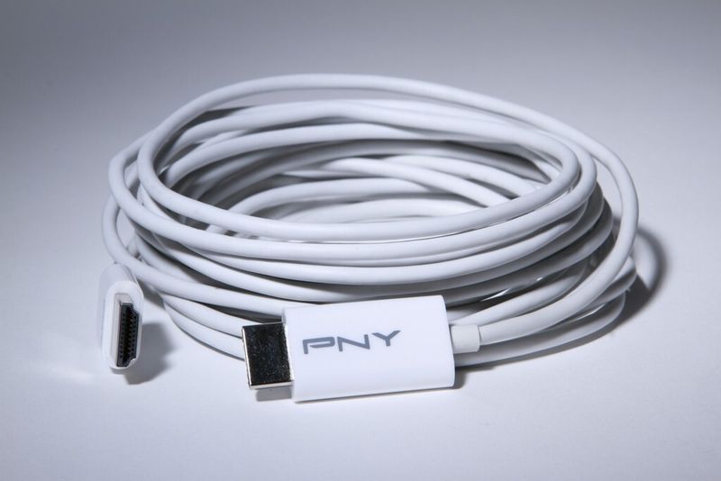Das Apple-HDMI-Kabel zu HDMI mit der Länge 4,9m verbindet das I-Pad mit einem HD-Fernseher. (Bild: PNY)