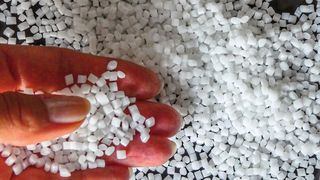 Kunstststoffgranulat für die Weiterverarbeitung im Spritzguss oder im Extruder. (Bild: Fraunhofer UMSICHT)
