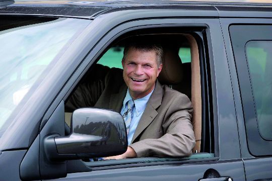 „Wir registrieren positive Auftragseingänge für unseren neuen T5 und mit dem neuen Caddy wollen wir im zweiten Halbjahr ebenfalls durchstarten“, so Harald Schomburg, Vorstand für Vertrieb und Marketing bei Volkswagen Nutzfahrzeuge. (Archiv: Vogel Business Media)