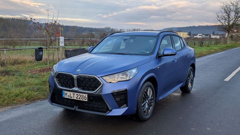 Der BMW X2 ist seit März 2024 erhältlich – wahlweise als Benziner, mit Dieselantrieb oder als BEV. Nur einen Plug-in-Hybrid gibt es nicht.(Bild:  Mauritz – VCG)