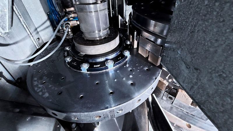 Grinding a brake disc, shown here with stationary grinding wheels, which makes the cutting media visible in detail. (Source: Nagel Technologies)