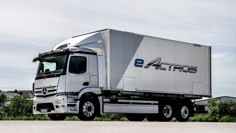 Angetrieben wird der E-Actros von Mercedes von zwei E-Maschinen, die in der zweiten Achse integriert sind. (Bild: Daimler Truck AG)