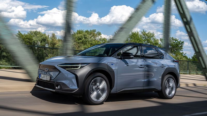 Der Solterra unterscheidet sich dank der Subura-CI in der Front von seinem Technik-Bruder bZ4X. (Bild: Subaru)