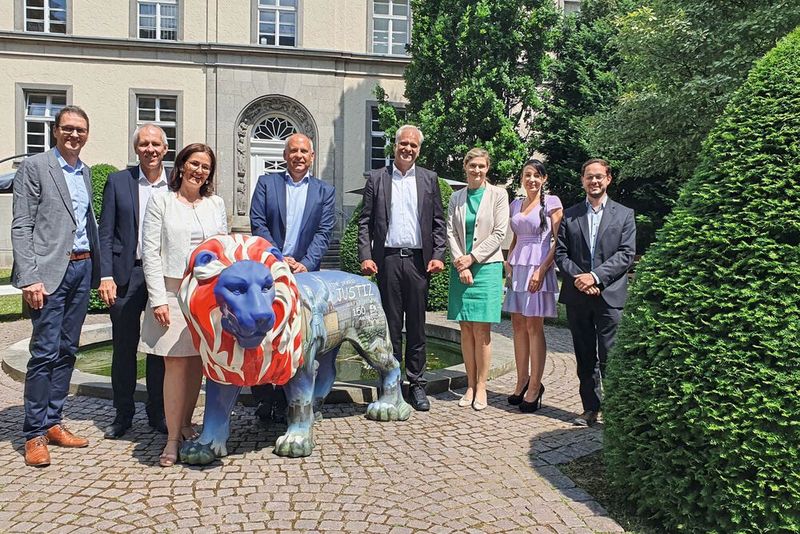 Forum zu möglichen AGB-Änderungen: ( v. l.) Joachim Kuhn, Rainer von Borstel, Anika Amberg, Prof. Dr. Roman Poseck, Thomas Lehmacher, Annell Zubrod, Dr. Antje Oswald, Dr. Jannis Broscheit(Bild:  Kfz-Gewerbe Hessen)