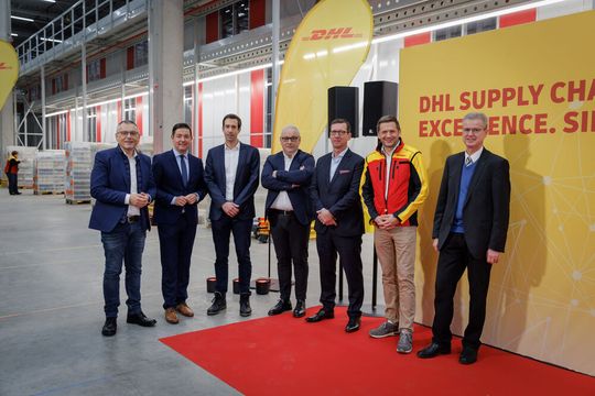 Eröffnung: Für Peek & Cloppenburg Düsseldorf betreibt DHL Supply Chain ein neues Autostore-Lagersystem mit höherer Geschwindigkeit und Zuverlässigkeit. Mit dessen Hilfe möchte der Modehändler bis 2026 der führende Multibrand-Omnichannel-Händler in Europa werden.(Bild:  www.cornelisgollhardt.de)