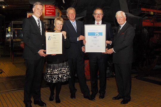 Zahlreiche Glückwünsche: Stephan Schwarz, Präsident der Handwerkskammer Berlin, Bundestagsabgeordnete Petra Merkel (Vorsitzende des Haushaltsausschusses), ZDK-Vize Ulrich Fromme, Obermeister Thomas Lundt und ZDK-Präsident Robert Rademacher (v.li.). (Archiv: Vogel Business Media)