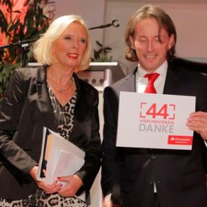 Auch Thomas Hanswillemenke verabschiedete Marion Johl mit einem kreativen Geschenk: Die Mitfahrt auf einem Faschingswagen auf dem Kölner Karnevalszug.(Foto:  photofashion.de)