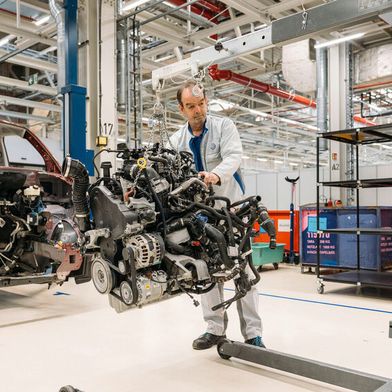 Ausbau des Motors eines alten Volkswagen T6, bevor dieser demontiert wird. (Bild: Volkswagen )