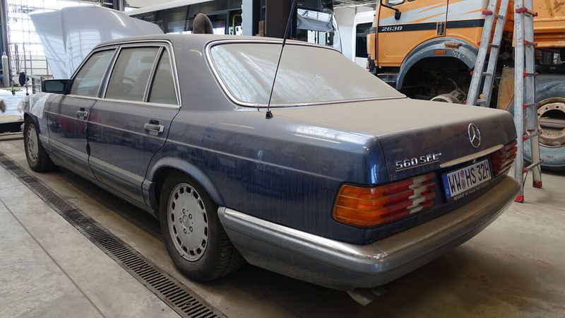 Mächtig eingestaubt und mit noch etwas Pflegebedarf versteckt sich dieser Benz der Baureihe 126 in der Werkstatt.  (Bild: Schreiner/»kfz-betrieb«)