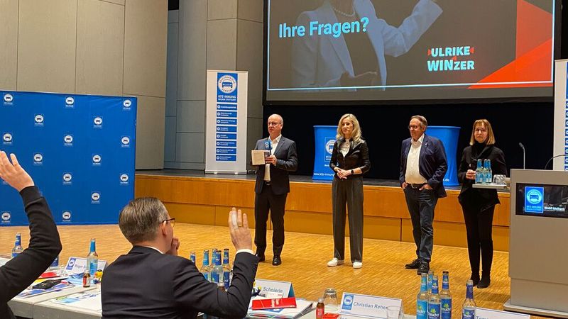 Stellten sich den Fragen des Publikums:  (v. l.) Innungsgeschaftsführer Christian Reher, Referentin Ulrike Winzer, Obermeister Torsten Treiber und Prof. Dr. Jutta Rump (Bild: Kfz-Innung Region Stutgart)