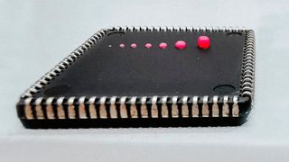 Fast schon Additive Fertigung! Ein neuer Attach-Klebstoff von Delo heißt Monopox EG2596 und unterstützt den Leiterplattenbau. Damit kann man auch einfache Strukturen aufbauen. (Delo)