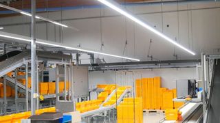 Ausgangspunkt für die Sanierung der Leuchten bei Alliance Healthcare in Osnabrück war eine bessere Ausleuchtung der Warenlager bei niedrigerem Energieaufwand für Lichtstrom und Klimatisierung. (Emslicht)