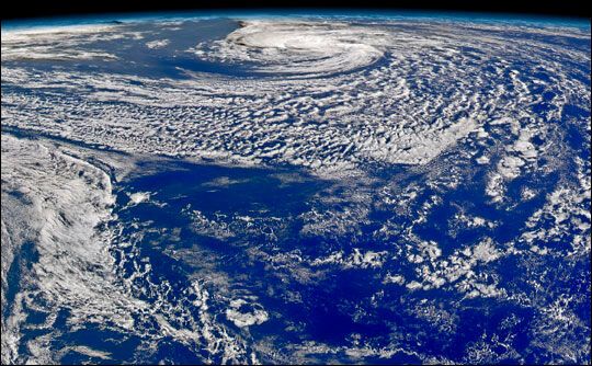 Die 16 Wirbelstürme der Atlantik-Hurrikansaison 2004 richteten insgesamt einen Schaden von über 61 Milliarden US-Dollar an – hier der letzte: Tropensturm Otto. (Aufnahme vom 1. Dezember 2004) (Bild: NASA image courtesy the SeaWiFS Project, NASA/Goddard Space Flight Center, and ORBIMAGE.)
