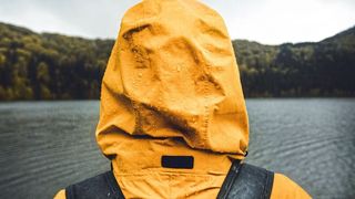 Per- und polyfluorierte Alkylsubstanzen werden wegen ihrer wasserabweisenden Funktion für unter anderem für die Beschichtung von Outdoor-Bekleidungen verwendet. (©Claudiu - stock.adobe.com)