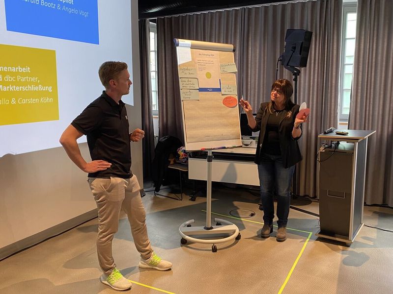 Barcamp mit Sebastian Bruder (DATEV) und Verena Müller-Thiel (C&P). (Bild: dbc)