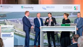 Wie Deutschland ein führender Standort für Batterietechnologien und wettbewerbsfähige Batteriezellproduktion werden kann, diskutierten Dr. Christoph Weber (Director Innovation & Engineering Deutschland, ACC), Prof. Dr. Simon Lux (Institutsleiter Fraunhofer FFB), stellvertretende Ministerpräsidentin und NRW-Wirtschaftsministerin Mona Neubaur sowie Ministerialdirigent Engelbert Beyer (BMFTR). (Bild: Michael Möller )