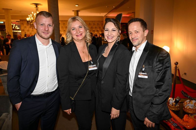 Das KOSATEC Team (v. l.) Tim Duffy, Daniela Bemelmans-Leventic und Michele Szenkowski mit Sascha Bosen (Seagate). (Bild: Hannes Magerstädt)