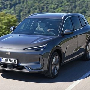 Geely E5: Den 160 kW/218 PS starken, gut 4,7 Meter langen Kompaktklasse-SUV E5 gibt es in den drei Ausstattungslinien Pro, Pro Plus und Max Plus ab 37.990 Euro. Das Topmodell ist ab 42.990 Euro zu haben. Die Käufer haben die Wahl zwischen einer 60,2- oder 68,4-kWh-Batterie. Die maximale WLTP-Reichweite liegt bei 450 Kilometern, an DC-Säulen liegt die maximale Ladeleistung bei 135 kW.  Die verbaute Lithium-Eisenphosphat-Batterie ist für bis zu 3.500 Ladezyklen, beziehungsweise rund eine Million Kilometer Laufleistung ausgelegt.(Bild:  Geely)