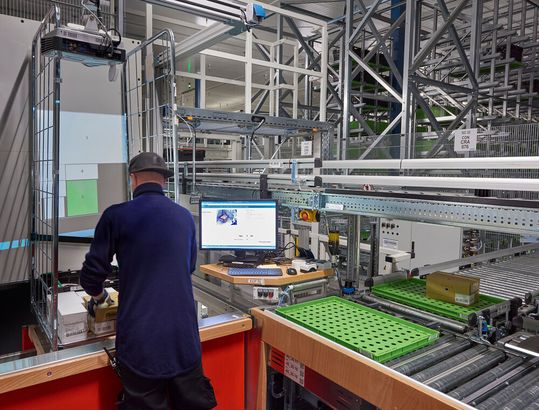 GTP-Kommissionierung vom Lager-Tray in den Versandrollcontainer.(Bild:  Witron)