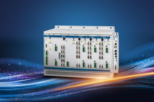 Innovative CNC-Steuerungen für die Leiterplattenbearbeitung von Sieb & Meyer: Getrieben vom KI-bedingten Investitionsboom in der Leiterplattenfertigung konnten die Lüneburger Technologieführer im Bereich Steuerungs- und Antriebselektronik ihren Jahresumsatz 2025 mehr als verdoppeln.(Bild:  Sieb & Meyer AG / Parsudi-AdobeStock-1384279135)