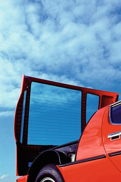 Die Klimaanlage war aber auch bitter nötig, schließlich heizte sich der Innenraum durch die flach stehenden Scheiben stark auf. Auch die Sicht nach hinten war Mittelmotor-typisch eingeschränkt. (Bild: Maserati)