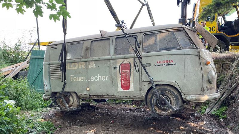 Bis auf einen (der platzte) hielten sogar die Reifen noch Luft. Und an diesen fixiert ließ sich der Braunsche Bus relativ leicht von seinem Dornröschenplatz wegheben. (Bild: Ascari)
