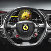 Satte Leistungsdaten: Das rasante Cockpit machte dem italienischen Supersportler alle Ehre. Herstellerangaben zufolge ist der Ferrari 458 Spider bis zu 320 km/h schnell. Den Sprint von 0 auf 100 km/h erledigt er in 3,5 Sekunden. (Ferrari)