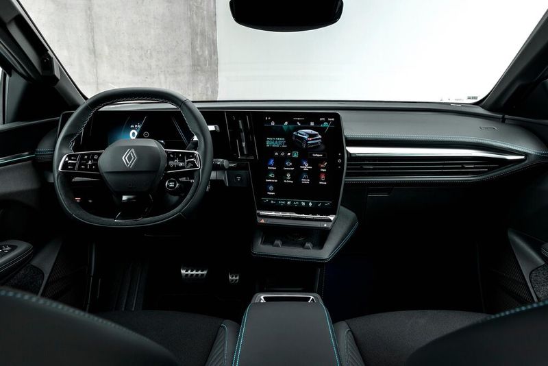 Behind the steering wheel, everything remained unchanged, at least in terms of hardware. In terms of software, however, the Mégane makes a huge leap and is likely to have the most modern connectivity in the segment. (Image:Thomas Cortesi)