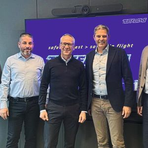 Die Kistler Gruppe und Test-Fuchs Aerospace Systems geben ihre Partnerschaft zur Entwicklung von Messsystemen für die Luft- und Raumfahrt bekannt. v.l.n.r.: Markus Nagl (Managing Director Test-Fuchs GmbH), Michael Schilling (Managing Director Test-Fuchs Aerospace Systems GmbH), Volker Fuchs (CEO & Eigentümer Test-Fuchs Gruppe), Marc Schaad (CEO Kistler Instrumente AG) und Peter Hoeffgen (CMO Kistler Instrumente AG) anlässlich der besiegelten Technologiekooperation in Gross-Siegharts. (Bild:  Kistler)