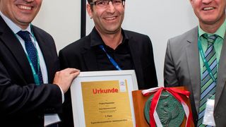 Tom Fux, Präsident von Toyota Deutschland (li.), und Georg Lintel-Höping, General Manager Customer Service, überreichen dem erfolgreichsten Serviceverkäufer, Franz Haumeier, seine Urkunde. (Foto:Toyota)
