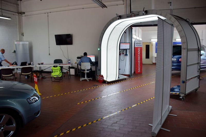 Die Sachverständigen von Fuchs nutzen den „Drive-N-Scan“ von ADI derzeit, um Gutachten für beschädigte Autos des Münchner „Pfingsthagels“ zu bewerten. (»Fahrzeug+Karosserie« / Schweitzer)
