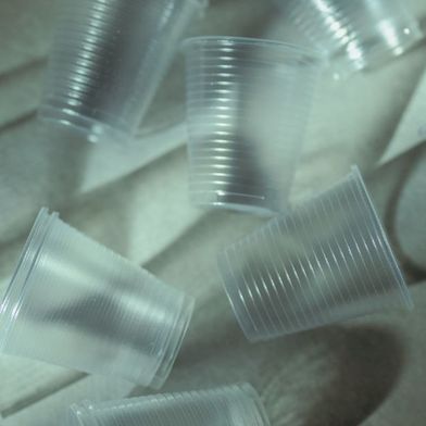 Polypropylen wird häufig für Plastikbecher verwendet.  (Bild: Canva)