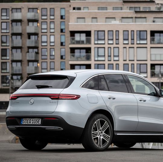 Den EQC bietet Mercedes jetzt auch im Abo an. Der monatliche Mietpreis liegt bei rund 800 Euro.(Bild:  Mercedes-Benz)