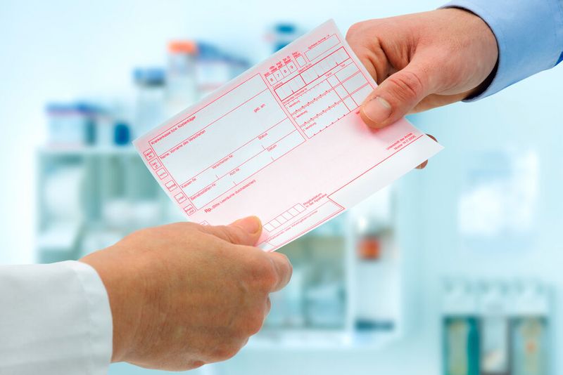 Keine zerknitterten Rezepte mehr! Falls es doch zum Arzt geht, erwartet Sie dort gleich die nächste Änderung: das E-Rezept. Dieses ist mit Beginn des Jahres ebenfalls verpflichtend geworden. Statt eines Rezepts auf dem „rosa Zettel“ werden verschreibungspflichtige Medikamente über ein elektronisches Rezept ausgestellt. Dieses kann sowohl in der Apotheke Ihrer Wahl eingelöst werden als auch in einer Onlineapotheke. (Bild: © Alexander Raths – stock.adobe.com)