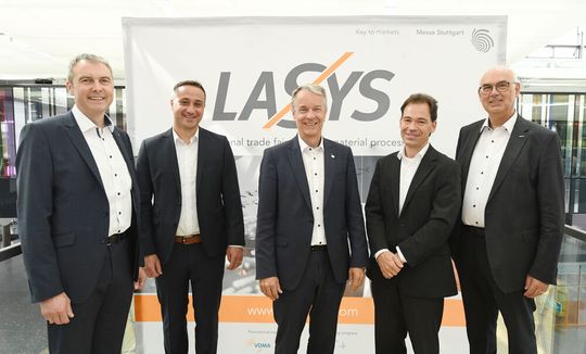 Die Lasys läuft! Die Referenten bei der Eröffnungspressekonferenz von links: Ralf Kimmel (Tri,üf), Nikolas Meyer (Emag LaserTec GmbH), Roland Bleinroth (Messe Stuttgart), Dr. Sven Breitung (VDMA AG Laser und Lasersysteme für die Materialbearbeitung) und Dr. Christoph Ullmann (Laserline GmbH).(Bild:  Landesmesse Stuttgart)