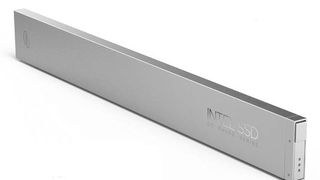 In diesem neuen, linealförmigen Formfaktor steckt eine 3d-NAND-Flashspeicherfestplatte mit bis zu 1 Petabyte Speicher. Mit den neuartigen Festplatten möchte Intel die Serverkapazitäten in Datencentern enorm ausweiten. (Intel)