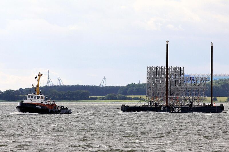 Die Stahlkonstruktion wurde auf einem Ponton verankert und nach Cuxhaven verschifft (Bild: Gicon)