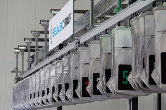 Das Taschensortersystem <b>BG Pouch System</b> kommt vor allem in der Fashion-Logistik zum Einsatz, beispielsweise beim Retourenhandling. Das Taschensortersystem <b>BG Pouch System</b> kommt vor allem in der Fashion-Logistik zum Einsatz, beispielsweise beim Retourenhandling.