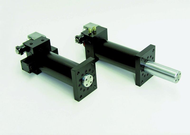 Bild 2: Um die Form hydraulisch in der Höhe zu variieren, müssen diese Hydraulikzylinder blitzschnell auf Änderungen reagieren. Bild: Bott (Archiv: Vogel Business Media)
