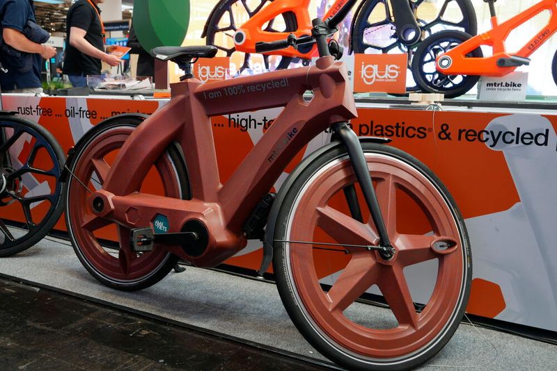 Igus arbeitet nicht nur an Robotern, sondern neuerdings auch an Fahrrädern. Gemeinsam mit dem niederländischen Start-up MRTL soll das erste Modell Ende 2022 in den Handel kommen. Das Besondere: ein großer Teil des Fahrrads besteht aus recyceltem Plastik. Etwa 15 bis 16 Kilo Plastikmüll wird für die Herstellung eines Igus Bikes benötigt. Die erste Version kommt jedoch noch ohne Gangschaltung oder E-Motor aus und bringt um die 18 Kilogramm auf die Waage. Erhältlich sein soll es für 1.200 Euro.   (Bild: Sandro Kipar)
